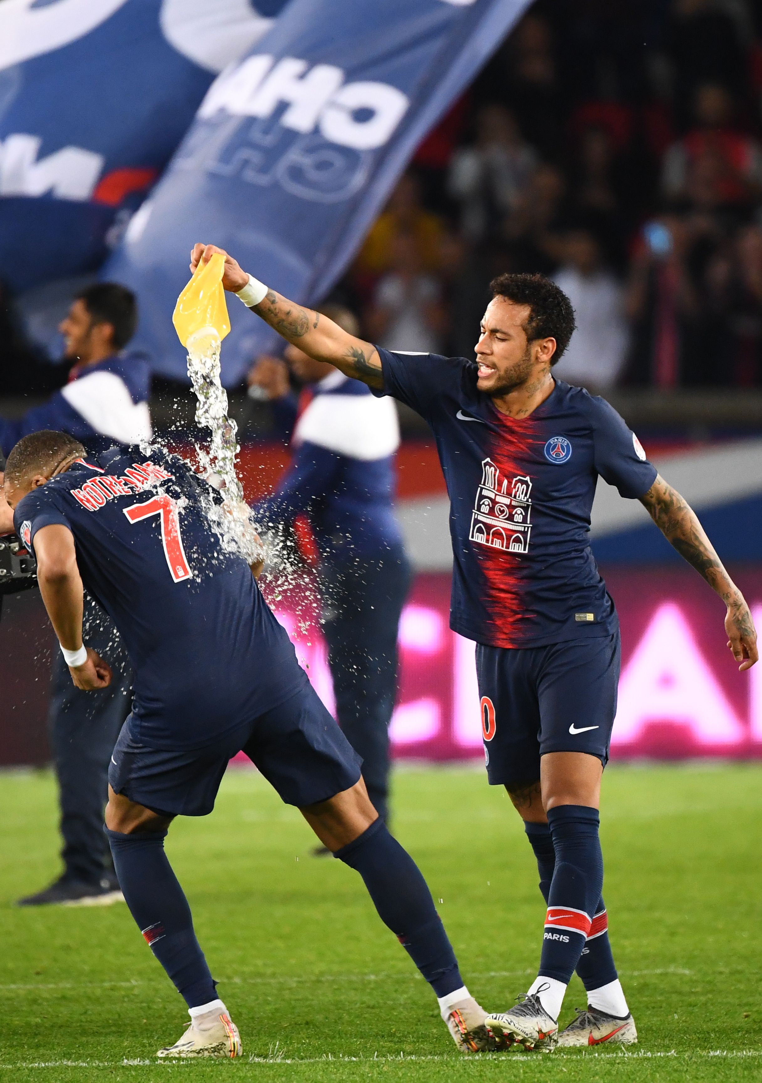 詹姆斯正式拒绝湖人续约合同！想重返骑士冲冠，米切尔却不给面子